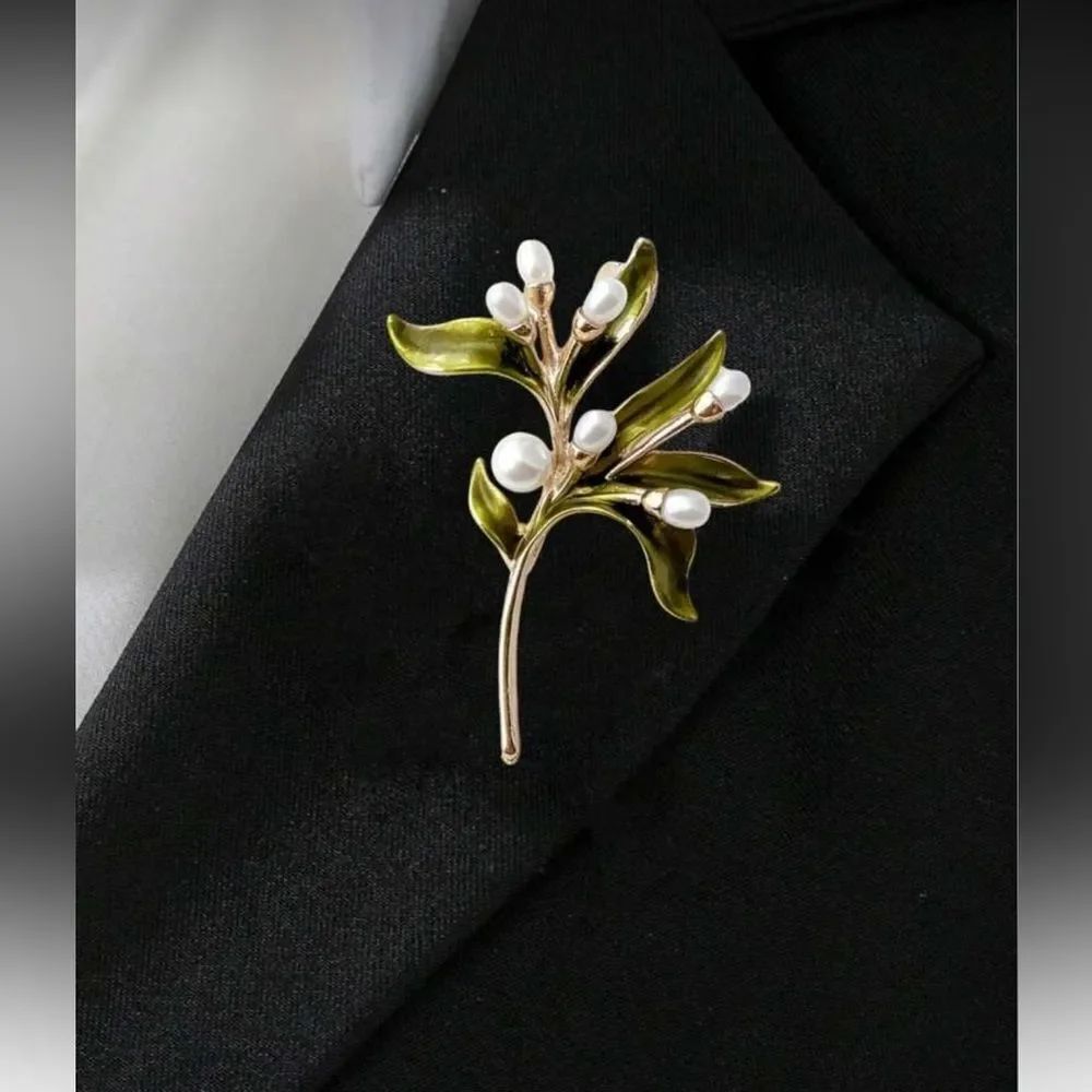 Elegant Pearl Leaf Brooch A1599